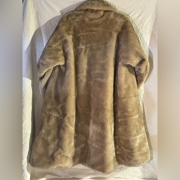 Vintage 1950’s Faux Fur Coat made of Darlan by Strawbridge and Clothier. - Picture 2 of 7